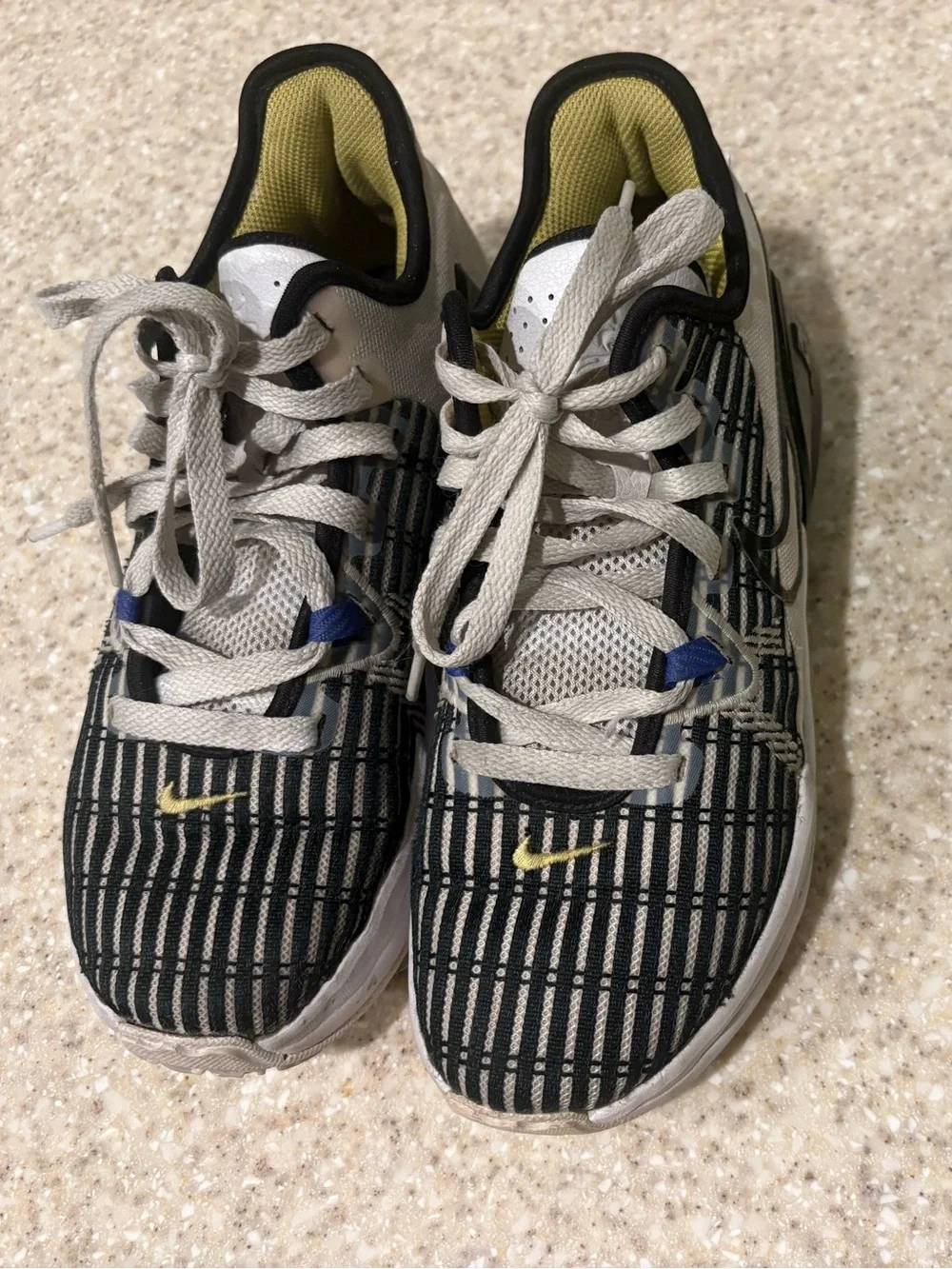 Nike Lebron Witness Size 5Y white black and yellow